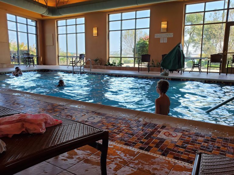 Romantic Hotels With Jacuzzi In Room Near Me In Peoria, IL (2023 Update)