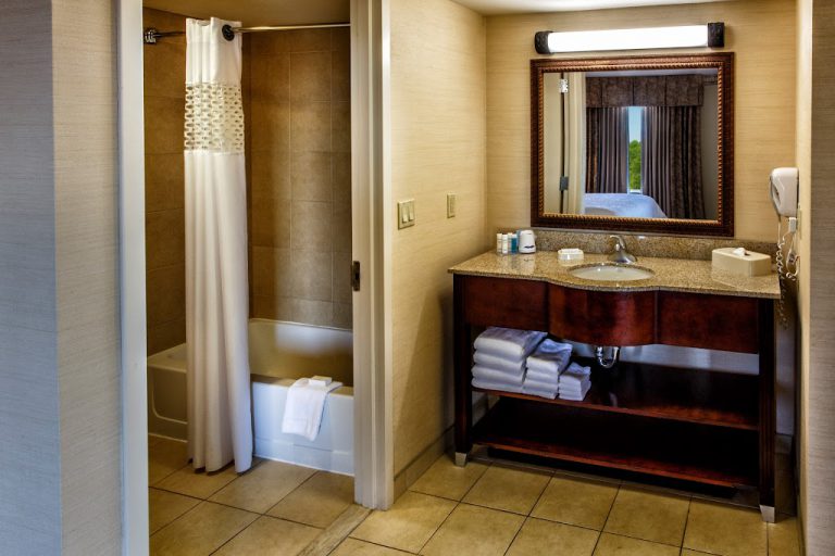 Romantic Hotels With Jacuzzi In Room Near Me In Staten Island, NY (2023 Update)