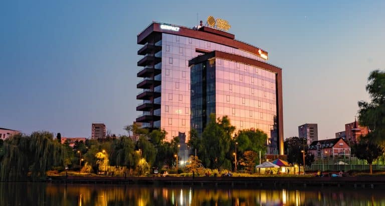 How much revenue do 5-star hotels generate annually?